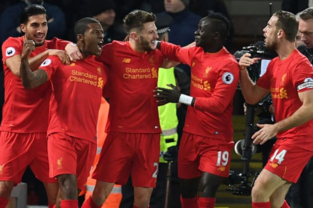 4. Liverpool. Mỗi năm, Standard Chartered - công ty đa quốc gia chuyên về lĩnh vực ngân hàng và tài chính phải trả cho “The Kop” 25 triệu bảng để được in tên lên phía trước áo đấu của họ.