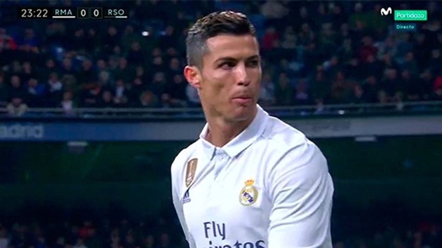 Ronaldo phản ứng lại khán giả trên sân Bernabeu.
