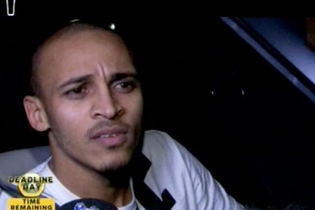 1. Peter Odemwingie (West Brom sang QPR): Kể từ tháng 1/2013, Odemwingie đã công khai ý định chia tay West Brom. Ngày cuối kỳ chuyển nhượng mùa đông năm 2013, tiền đạo người Nigeria đã lái xe đến London để tự mình "đàm phán" với QPR. Tất nhiên trò hề này đã không được 2 CLB chấp nhận. Chân sút 33 tuổi đành chấp nhận ở lại sân The Hawthorns và nhận án kỷ luật nội bộ. Gần 1 năm sau, West Brom đẩy Odemwingie cho Cardiff với giá 2,25 triệu bảng.
