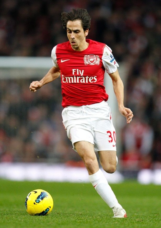2. Yossi Benayoun và Mikel Arteta (Arsenal): Với túi tiền rủng rỉnh 61 triệu bảng sau khi bán 2 ngôi sao Cesc Fabregas và Samir Nasri năm 2011, người hâm mộ chờ đợi Arsene Wenger sẽ đưa về những cái tên nổi tiếng. Tuy nhiên, họ đã thất vọng tràn trề khi "Giáo sư" chỉ chiêu mộ một cầu thủ tầm trung là Mikel Arteta và mượn "người thừa" của kình địch Chelsea Yossi Benayoun để lấp chỗ trống.