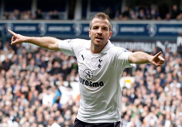 4. Rafael van der Vaart (Tottenham): "Cắn răng" chi 8 triệu bảng cho Real Madrid để sở hữu Van der Vaart trong ngày cuối phiên chợ hè 2010 nhưng Tottenham lại đứng trước nguy cơ mất trắng tiền vệ người Hà Lan vì những rắc rối liên quan đến giấy tờ. Khiến CLB chủ quản tốn nhiều công sức kiện cáo nhưng Van der Vaart lại chỉ trụ ở Premier League 2 mùa giải trước khi bị đẩy sang Đức khoác áo Hamburger SV.