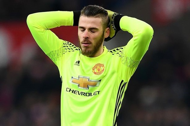 5. David De Gea (Real Madrid): Chứng kiến thành tích tệ hại của MU thời hậu Sir Alex, De Gea tuyên bố muốn trở về quê nhà khoác áo Real Madrid. Thủ môn người Tây Ban Nha đã đồng ký mọi điều khoản, thậm chí ký hợp đồng nhưng mọi việc đổ bể vào phút chót do những khúc mắc liên quan đến giấy tờ. Phía Real đổ lỗi cho MU vì chậm trễ trong việc hoàn thành thủ tục, trong khi đội chủ sân Old Trafford lại viện lý do "máy fax bị hỏng". Thật may, sự xuất hiện của Jose Mourinho đã giúp De Gea tìm lại nguồn cảm hứng thi đấu và anh đã cam kết gắn bó với "Quỷ đỏ" thành Manchester.
