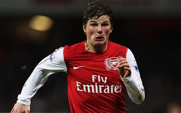 6. Andrey Arshavin (Arsenal): Sau hàng loạt tin đồn, Arsenal cuối cùng cũng hoàn thành bom tấn Andrey Arshavin từ Zenit với giá 15 triệu bảng trong phiên chợ đông năm 2009. Tuy nhiên, thông tin này được đôi bên công bố gần... một ngày sau khi kỳ chuyển nhượng chính thức đóng cửa. Cơ quan điều tra phải vào cuộc và may mắn cho "Pháo thủ" khi thủ tục, giấy tờ của họ đã hoàn tất trong thời gian cho phép.