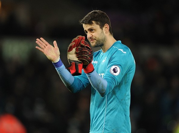 8. Lukasz Fabianski (Swansea): Là một trong những thủ thành chơi ấn tượng nhất mùa này với 68 lần cứu thua nhưng Fabianski vẫn không thể gánh nổi một tập thể rời rạc ở sân Liberty.