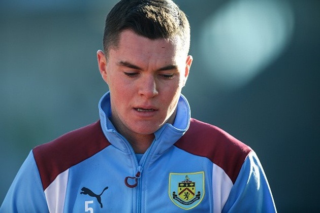 7. Michael Keane (Burnley): Chứng kiến phong độ ấn tượng ở mùa giải 2014/15 của Keane, Burnley đã quyết định mua đứt anh từ Manchester United. Tuyển thủ U21 Anh đã đền đáp sự tin tưởng của CLB chủ quản bằng màn trình diễn ổn định tại Premier League năm nay.