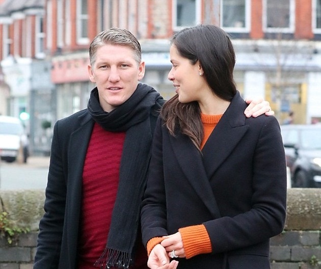 Hôm qua (30/1), các tay săn ảnh của Daily Mail phát hiện Bastian Schweinsteiger cùng cô vợ Ana Ivanovic sánh vai đi dạo trên một con phố tại Manchester.