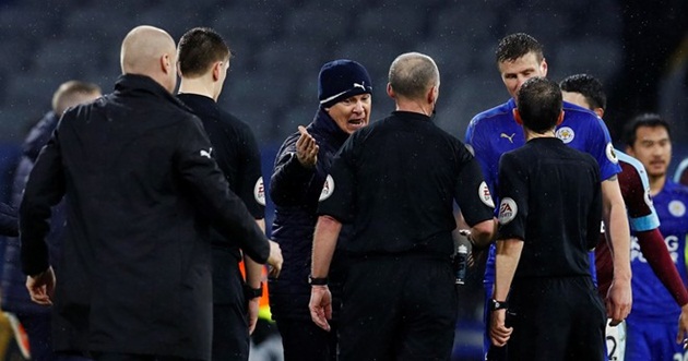HLV Claudio Ranieri có thêm một lần đi thẳng vào sân phàn nàn với trọng tài.