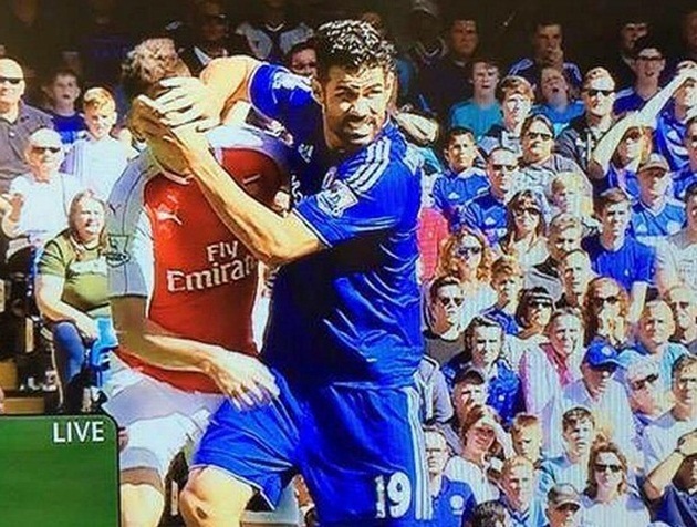 Cuối hiệp một trận lượt đi Ngoại hạng Anh 2015/16 giữa Chelsea và Arsenal, Costa trong pha tranh chấp đã dùng hai tay đánh vào mặt trung vệ Laurent Koscielny.