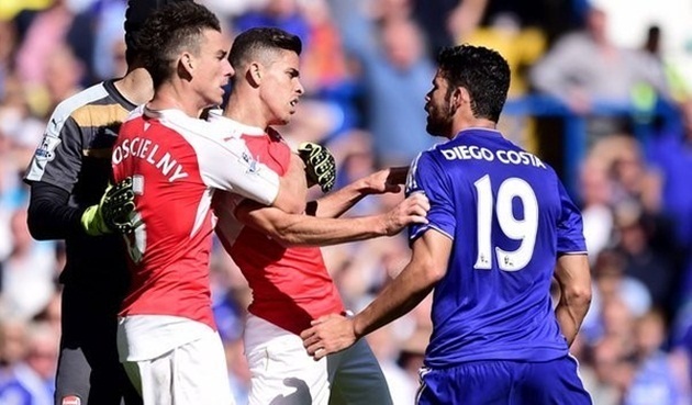 Ở màn chạm trán tại Stamford Bridge, Arsenal thua 0-2 và có tới 2 cầu thủ bị đuổi (Gabriel Paulista và Santi Cazorla). Riêng trường hợp của Paulista, cầu thủ này nhận thẻ đỏ vì lỗi đánh nguội Costa sau nhiều lần bị tiền đạo Chelsea khiêu khích.