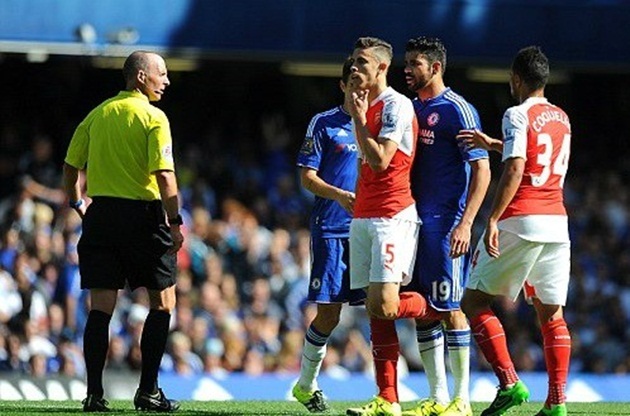 Gabriel Paulista lâm vào trạng thái "say đòn", đá nguội đối thủ 1 cái và phải nhận thẻ đỏ đầy ấm ức.