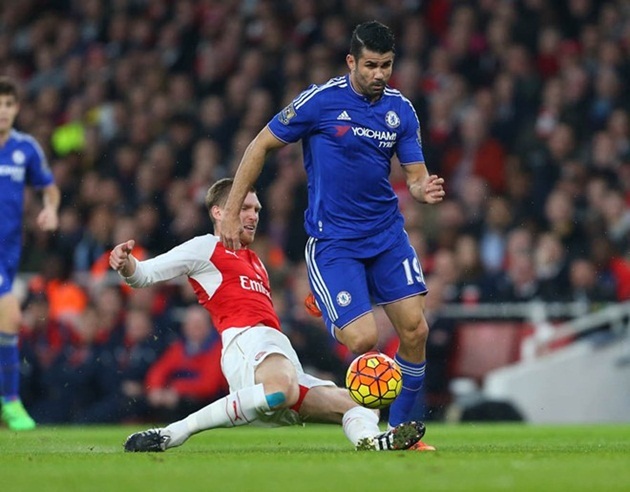 Vài tháng sau, Costa lại biến một trung vệ Arsenal thành nạn nhân. Phút 17 trận lượt về Ngoại hạng Anh giữa Arsenal và Chelsea, tiền vệ Willian có pha chọc khe thông minh cho Costa băng xuống với tốc độ cực cao. Mertesacker bị thất thế thấy rõ trong tình huống này. Anh buộc phải nhoài người xoạc bóng, nếu không tiền đạo của Chelsea sẽ đối mặt với Petr Cech và Arsenal khó tránh được bàn thua.