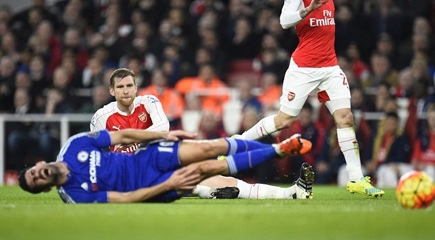 Vẻ thất thần của Mertesacker khi mường tượng ra kết cục không tốt đẹp. Pha bứt tốc buộc trung vệ Mertesacker nhận thẻ đỏ là lần thứ hai ở Costa khiến Arsenal phải chơi thiếu người ở mùa trước.