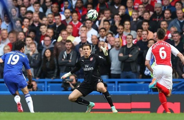 Ở trận đấu đêm nay trên sân nhà, Diego Costa sẽ mang đến thử thách cực khó khăn cho cặp Laurent Koscielny - Shkodran Mustafi. Hồi đầu tuần, mạch 22 trận bất bại của Arsenal khi có Mustafi trong đội hình đã chính thức chấm dứt. Trận lượt đi, Mustafi đánh bại Costa nhưng hôm nay anh sẽ phải đối đầu một Chelsea khác xa ngày đó.