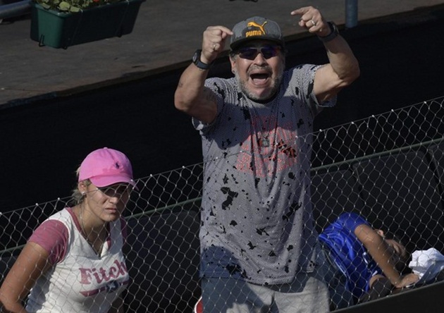 Maradona ly hôn người vợ đầu tiên Claudia Villafane vào năm 2004 và đính hôn với bồ trẻ Rocio vào ngày Valentine năm 2014, sau khi hẹn hò 13 tháng. Tính đến nay, cặp tình nhân tương đương tuổi bố con đã có 4 năm bên nhau.