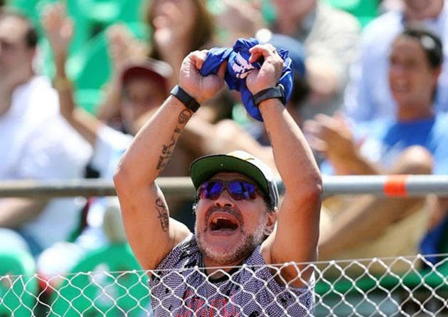 Như thường lệ, huyền thoại 56 tuổi luôn cổ vũ phấn khích trong các trận đấu có tuyển Argentina, kể cả tennis hay bóng đá.