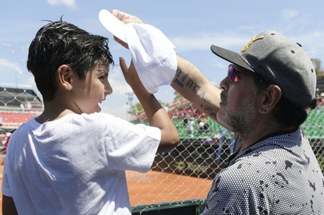 Đến xem tennis cùng Maradona có cháu ngoại Benjamin 7 tuổi. Cậu bé là đúc kết tình yêu của Giannina (con gái thứ hai của Maradona) với tiền đạo Sergio Aguero.