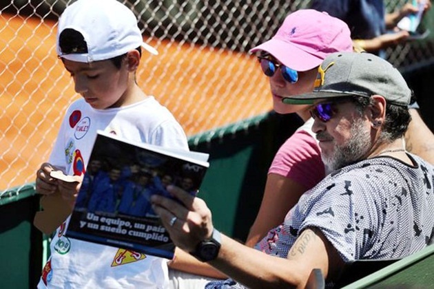 Nhóc Benjamin có ông ngoại Maradona, bố Aguero và cha đỡ đầu là Messi.