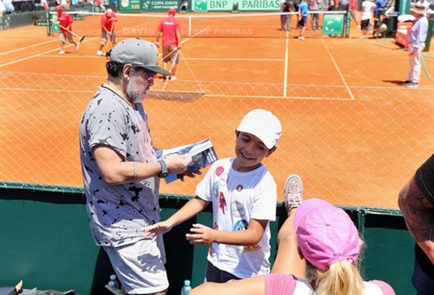 Aguero và Giannina chia tay hồi tháng 10 năm 2012 sau 4 năm chung sống. Nhóc Benjamin về ở với mẹ. Một năm sau, vào tháng 10 năm 2013, Maradona công khai gọi Aguero là “thằng hèn” vì có lời lẽ nhận xét không hay về con gái ông. Theo huyền thoại 56 tuổi, người có lỗi phần lớn là Aguero khi anh chàng lăng nhăng với ca sĩ xinh đẹp Karina Tejeda).