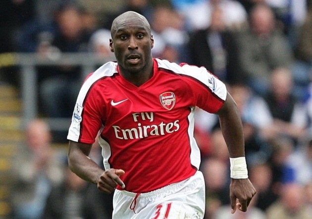 3. Sol Campbell (Tottenham sang Arsenal, 2001): Có thể gia nhập bất kỳ CLB nào sau khi hết hạn hợp đồng nhưng cựu danh thủ người Anh lại lựa chọn đầu quân cho Arsenal - đối thủ không đội trời chung của Spurs. Tuy nhiên, đây lại là quyết định khôn ngoan của Campbell khi anh đã giành 2 chức vô địch Premier League và 3 FA Cup cùng "Pháo thủ".