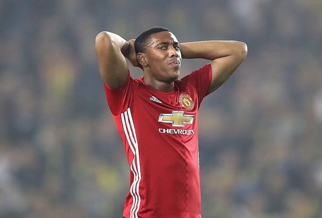 Anthony Martial (tiền đạo): Anh từng là sự lựa chọn hàng đầu trên hàng công MU dưới thời huấn luyện viên Louis van Gaal. Tuy nhiên, chân sút người Pháp gặp khó khăn mùa này khi đội chủ sân Old Trafford được dẫn dắt bởi Jose Mourinho. Gây thất vọng ở những lần ra sân, Martial bị đẩy lên ghế dự bị. Khi nói về tương lai của tiền đạo 21 tuổi này, huấn luyện viên Mourinho cho biết: "Chúng tôi có nhiều sự lựa chọn cho cùng một vị trí. Nếu Martial không tận dụng cơ hội, cậu ấy phải nhường chỗ cho người khác”. Mùa hè tới, khả năng Martial chia tay sân Old Trafford khá cao. Hiện PSG và Real Madrid cùng quan tâm đến anh.