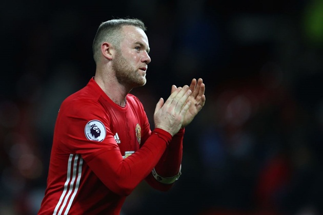 Wayne Rooney (tiền đạo): Đây có thể là mùa giải cuối cùng của tiền đạo người Anh trong màu áo MU. Dù đã trở thành chân sút số một trong lịch sử “Quỷ đỏ” Manchester, Rooney vẫn không được đảm bảo tương lai. Thời gian qua có thông tin nhiều đội bóng Trung Quốc sẵn sàng trả lương cao để sở hữu chữ ký của anh. Trong khi đó, huấn luyện viên Jose Mourinho có kế hoạch chiêu mộ Antoine Griezmann để thay thế vị trí của Wayne Rooney.