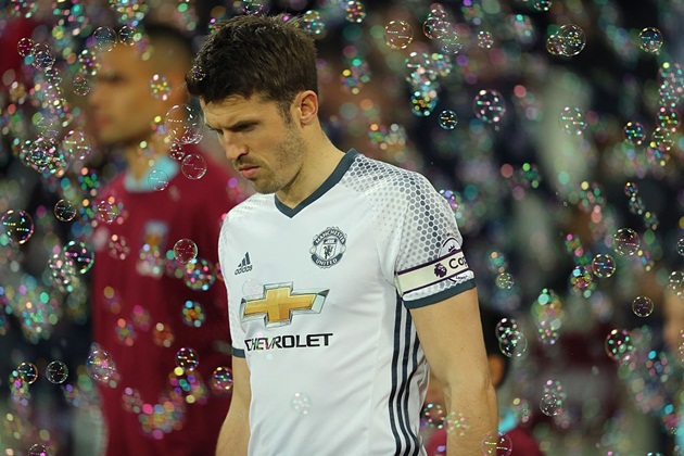 Michael Carrick (tiền vệ): Anh vẫn thi đấu tốt mỗi khi được huấn luyện viên Jose Mourinho tin tưởng. Tuy nhiên, hợp đồng của Carrick với MU sẽ hết hạn vào cuối mùa. Hiện ban lãnh đạo đội bóng không có ý định ký bản giao kèo mới với tiền vệ người Anh. Vị thuyền trưởng MU phát biểu: “Tôi nhìn thấy nhiều điểm tích cực của Carrick. Tuy nhiên, chúng ta cần thừa nhận cậu ấy không còn ở tuổi 30”. Mùa này, anh thi đấu 11 trận cho đội chủ sân Old Trafford tại Premier League.