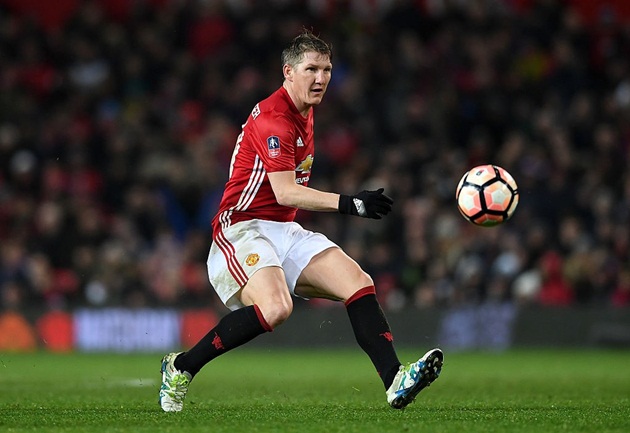 Bastian Schweinsteiger (tiền vệ): Huấn luyện viên Jose Mourinho thừa nhận: “Chúng ta có Paul Pogba, Ander Herrera, Marouane Fellaini và Michael Carrick cho 2 vị trí, nên thật khó có thêm một sự lựa chọn nữa”. Mùa này, Schweinsteiger chưa ra sân lần nào tại Premier League. Anh có tổng cộng 8 trận thi đấu cho MU ở mọi giải đấu từ đầu mùa. Schweinsteiger thực sự khó có nhiều cơ hội ghi điểm với huấn luyện viên Jose Mourinho.