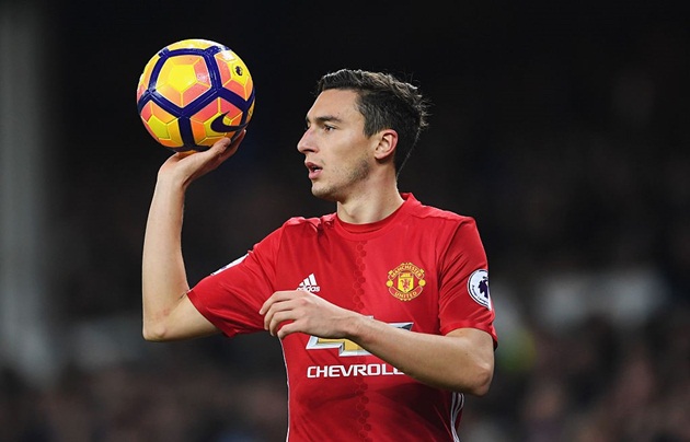 Matteo Darmian (hậu vệ): Anh từng gây ấn tượng ở mùa giải đầu tiên, nhưng hiện không có vị trí chính thức trong sơ đồ chiến thuật của huấn luyện viên Jose Mourinho. Vị trí bên cánh phải đang thuộc về Antonio Valencia, trong khi Daley Blind và Luke Shaw được sử dụng bên cánh trái. Do vậy, Darmian có rất ít cơ hội được đá chính mùa này. Anh mới ra sân 9 lần ở Premier League.