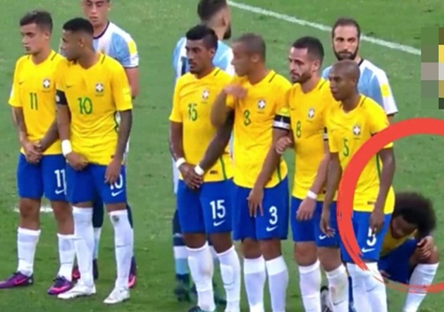 Marcelo cũng từng có một tình huống tương tự nhằm hạn chế khả năng sút phạt của Messi.