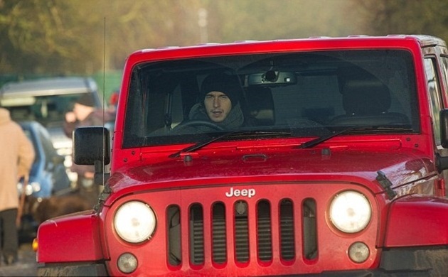 Matteo Darmian thu hút sự chú ý với chiếc Jeep màu đỏ rực.