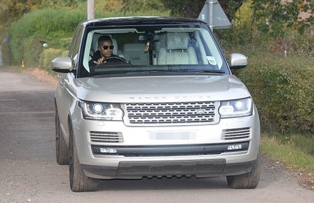 Trong khi đó, Antonio Valencia lại thích gam màu trầm cùng thiết kế mạnh mẽ của Range Rover.