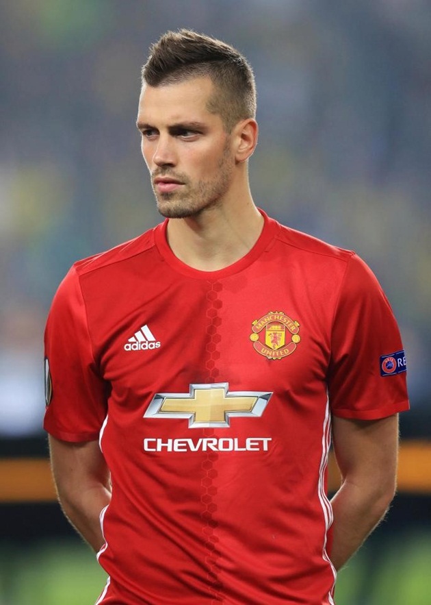 Schneiderlin không được trọng dụng kể từ khi HLV Jose Mourinho nhậm chức nhưng anh vẫn thể hiện thái độ chuyên nghiệp, luôn tham gia đủ các buổi tập và không hề phàn nàn về ông thầy người Bồ Đào Nha.