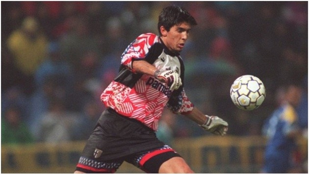 Trận đấu chính thức đầu tiên của Buffon.