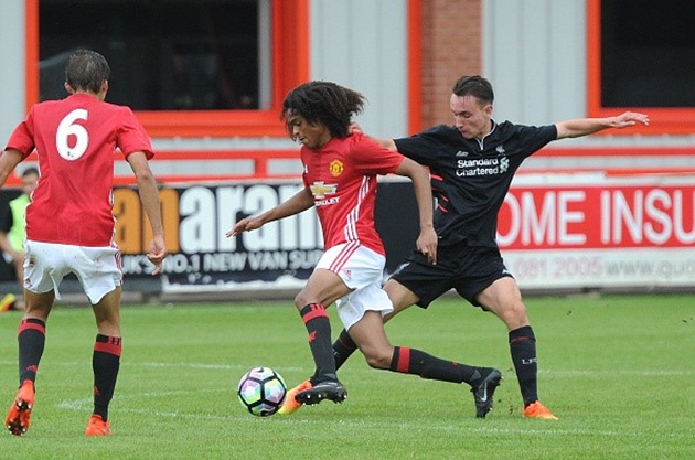 Tahith Chong - Sinh năm 1999: Ngôi sao trẻ người Hà Lan được cựu HLV Louis Van Gaal chiêu mộ từ CLB Feyenoord hồi tháng 4/2016. Tahith Chong được đánh giá là mẫu cầu thủ rất nhanh nhẹn, có kỹ thuật tốt và đặc biệt là sở hữu khả năng săn bàn thiên bẩm. Sao mai này có thể chơi tốt ở cả 2 vị trí tiền vệ công và tiền vệ cánh trái.