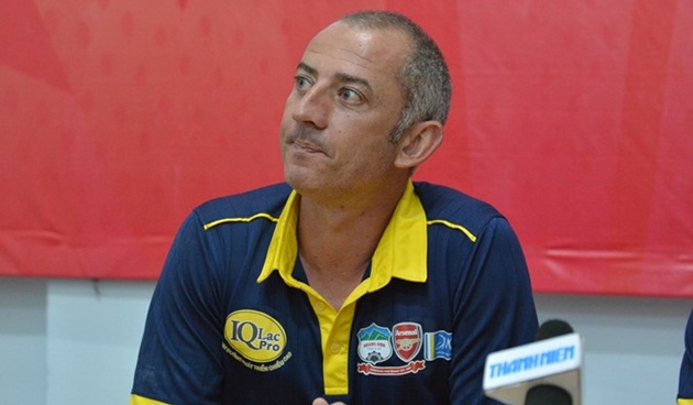 Thầy Giôm không hài lòng về một số điểm kỹ thuật của U19 HAGL hôm nay.