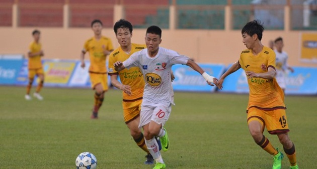 Việc cầu thủ để mất bóng sơ đẳng khiến ông thầy người Pháp không hài lòng.