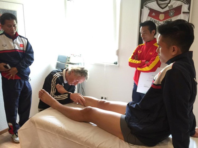 HLV Hoàng Anh Tuấn và bác sĩ Nguyễn Trọng Thủy yên tâm khi cầu thủ U20 Việt Nam được điều trị bởi chuyên gia Bernd Restle.