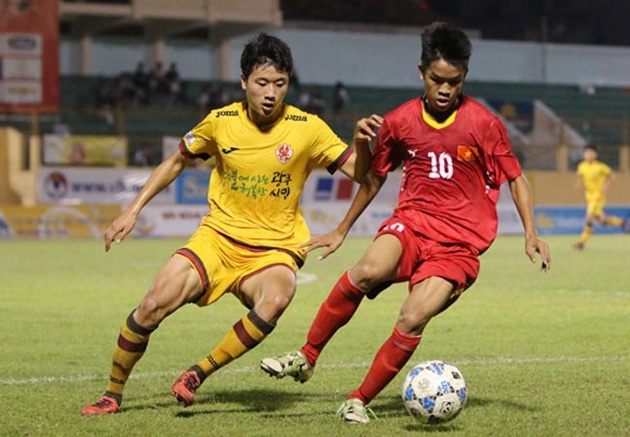 Hữu Thắng (10) còn rất trẻ, nhưng cũng đang được là ngôi sao tương lai của BĐVN.