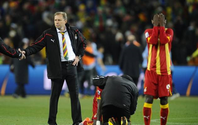 Ông Milovan Rajevac bước vào sân an ủi học trò sau thất bại cay đắng ở tứ kết World Cup 2010. Trận này Ghana có cơ hội bằng vàng để kết liễu Uruguay nhưng Asamoah Gyan sút bóng trúng xà ngang từ chấm phạt đền ở phút bù giờ cuối cùng hiệp hai. Trước đó Luis Suarez dùng tay cản bóng trên vạch vôi, chấp nhận thẻ đỏ để cứu đội nhà.