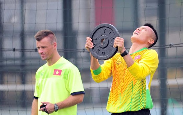 Thủ môn Tiến Dũng khổ sở với bài tập tạ.