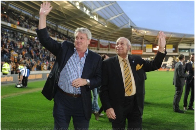 Steve Bruce chán nản vì Assem Allam.