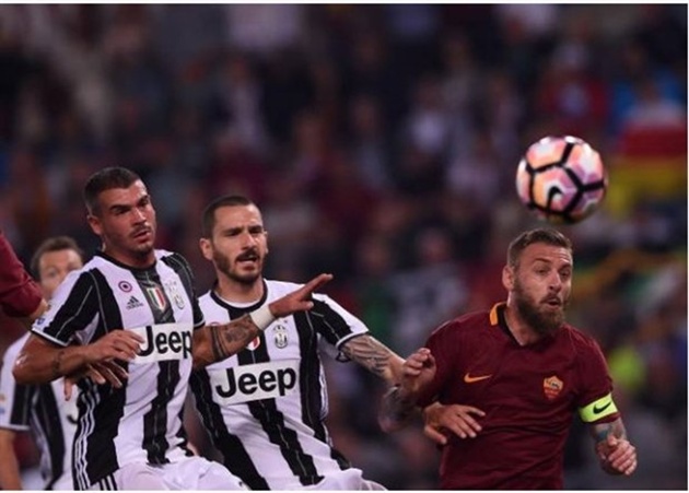 Juve xáo trộn ở nhiều vị trí trong trận đấu với Roma.