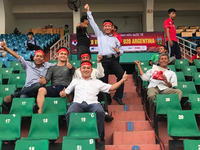 Gia đình tiếp sức cho trung vệ U20 Việt Nam trong trận giao hữu với U20 Argentina.