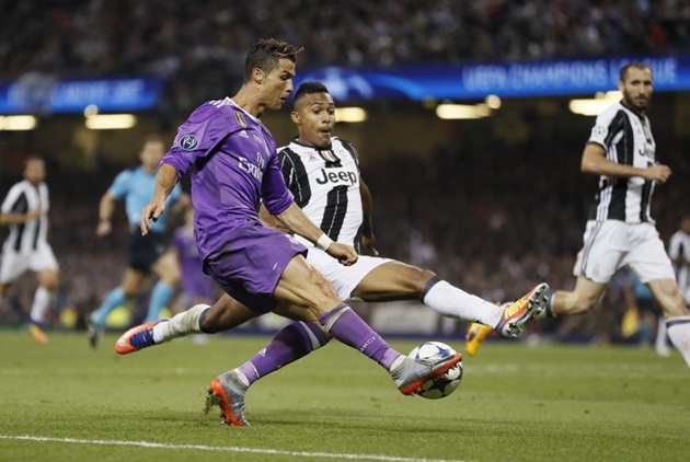 Sandro và Chiellini thiếu sự hỗ trợ trong việc phong tỏa Ronaldo.