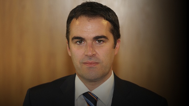 Scott Duxbury luôn đánh lừa truyền thông về sự hào nhoáng.