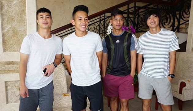 Công Phượng có thể cười tươi giữa cái lo toan của HLV Hữu Thắng.