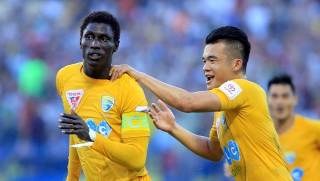 Omar giúp FLC Thanh Hóa tiếp tục vững vàng ở ngôi đầu.