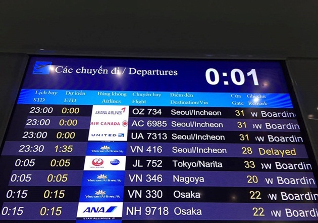Bảng điện tử thông báo chuyến bay VN 416, khởi hành từ Hà Nội đi Incheon (Hàn Quốc) bị chậm 2 tiếng.
