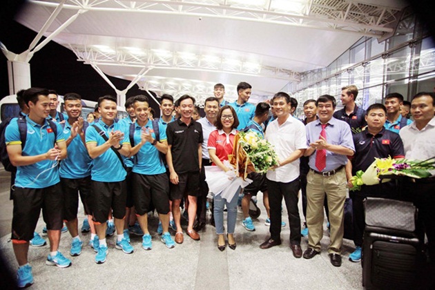 Trước đó, lãnh đạo VFF và đại diện nhà tài trợ tặng hoa và động viên U22 Việt Nam trước giờ lên đường.