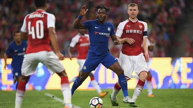 Chelsea 3-0 Arsenal: Michy Batshuayi trở thành nỗi ám ảnh của các cầu thủ Arsenal trên sân vận động Tổ Chim tại Bắc Kinh.